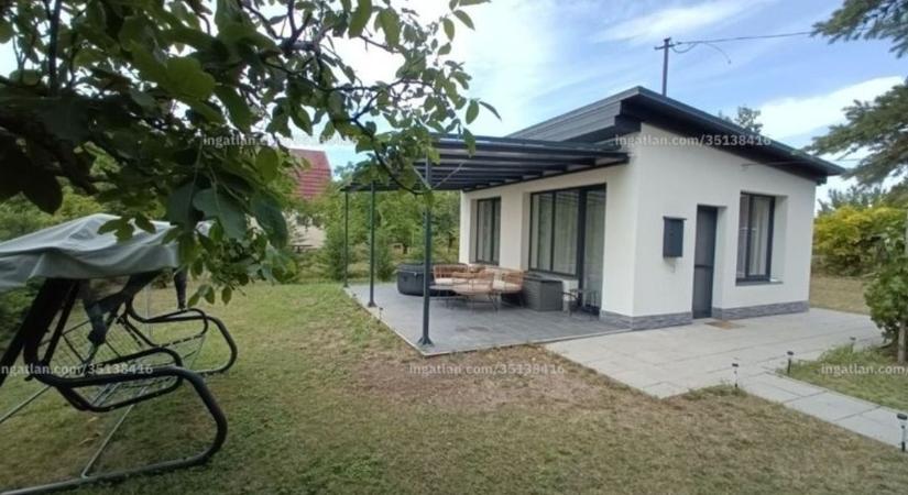 Egy csipet Balaton: szerethető kis ház új tulajdonosára vár (galéria)