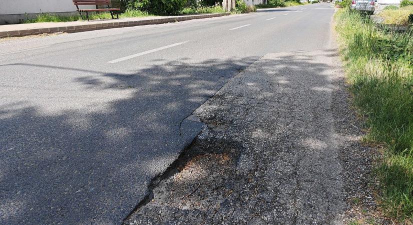 Életveszélyes kátyú nehezíti a közlekedést egy szegedi kereszteződésben