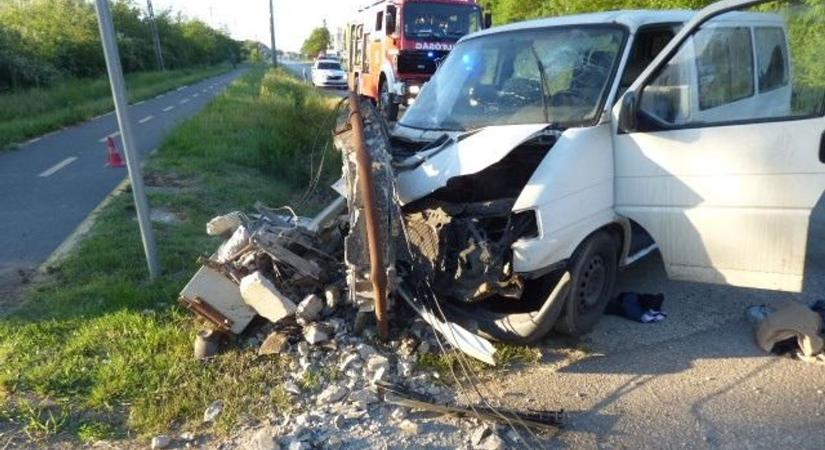 Brutális erővel csapódott az oszlopnak a kisbusz Karcagon, több ház is áram nélkül maradt
