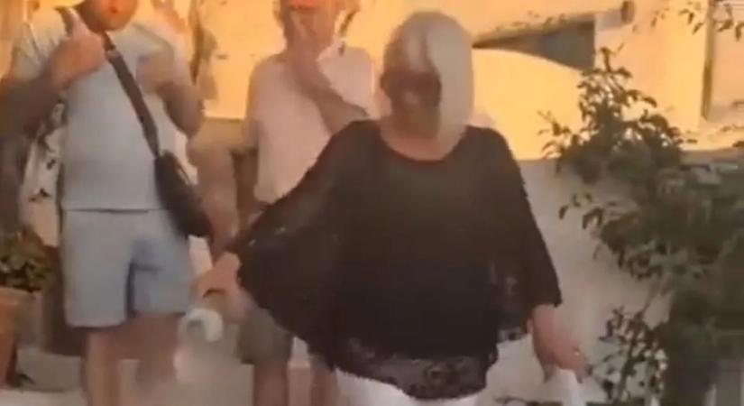 Elképesztő mit művelt a brit turista Santorinin, mindenki kiakadt – videó