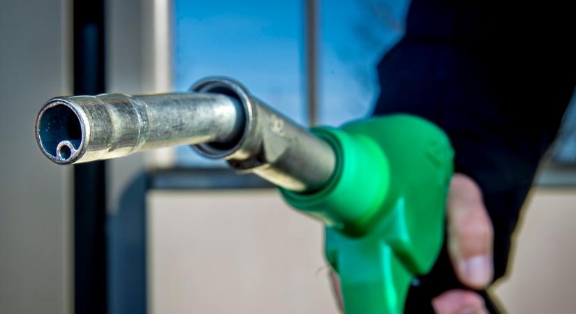 Lassan elérik a piaci árak a védett árat – keddtől még kevesebbet kell fizetni a benzinért és a dízelért