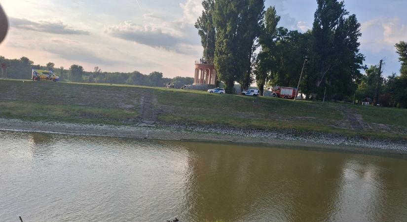 Dráma a Dunán: Saját kollégája motorcsónakkal gázolta el a jet-ski-s vízirendőrt Bajánál