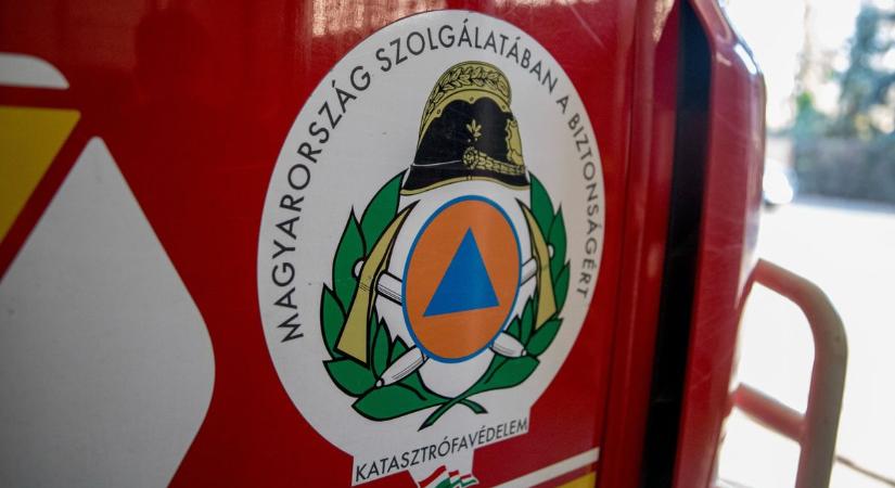 Szalagkorlátnak hajtott egy autó az M3-ason