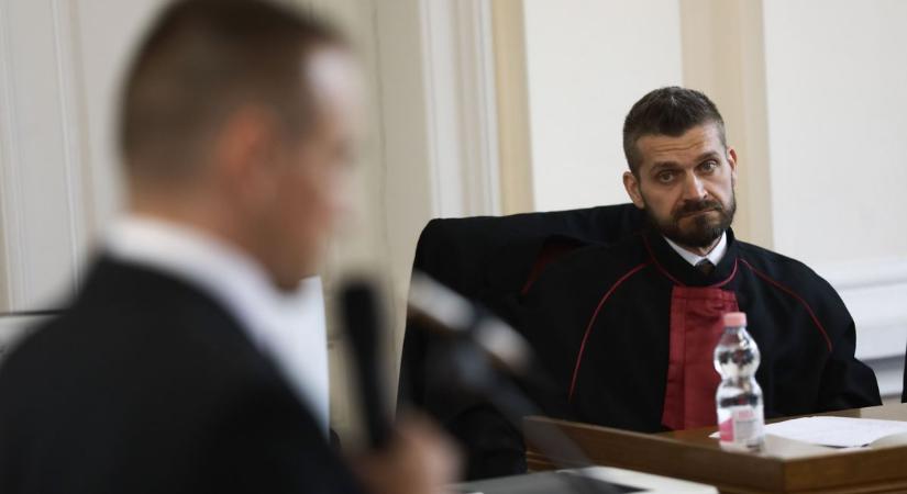 "El a kezekkel az igazságszolgáltatástól" - Folytatódott a győri korrupciós per