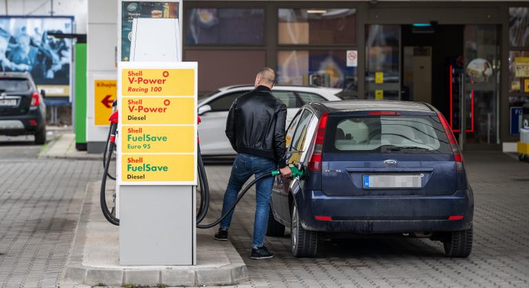 Nem is csökkennek, zuhannak az üzemanyagárak