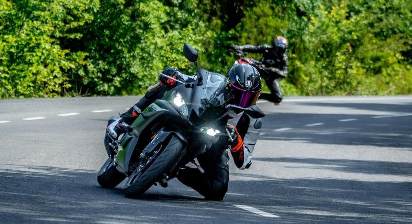 A motorosok miatt gyűlnek össze a rettegő lakosok a Bakony közepén, elegük van a félelemből