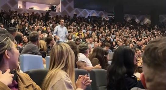 Videó: Rosszul lett a billentyűs, a közönség egyik tagja ugrott be helyette egy ausztrál koncerten