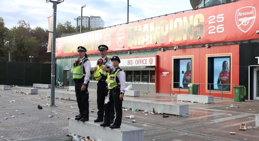 Hat embert késeltek meg az Arsenal győzelmi parádéja után Londonban
