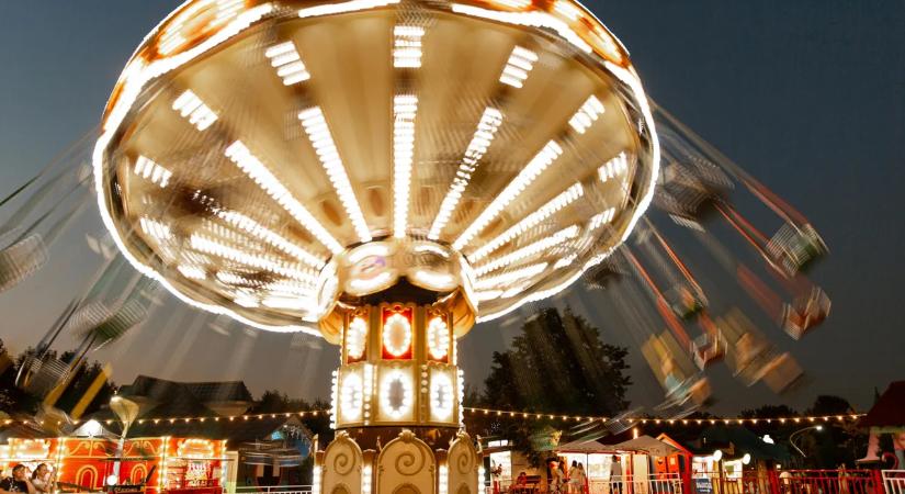 Rémálom a vidámparkban: sikoltozó gyerekek alatt omlott össze a körhinta - videó