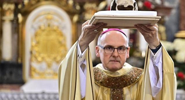 Visszahelyezték koporsójába Szent Lembergi Zdislava koponyáját