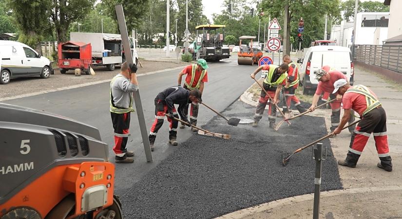 Egyik út váltja a másikat: betonbiztosan halad Debrecen fejlesztési programja – videóval