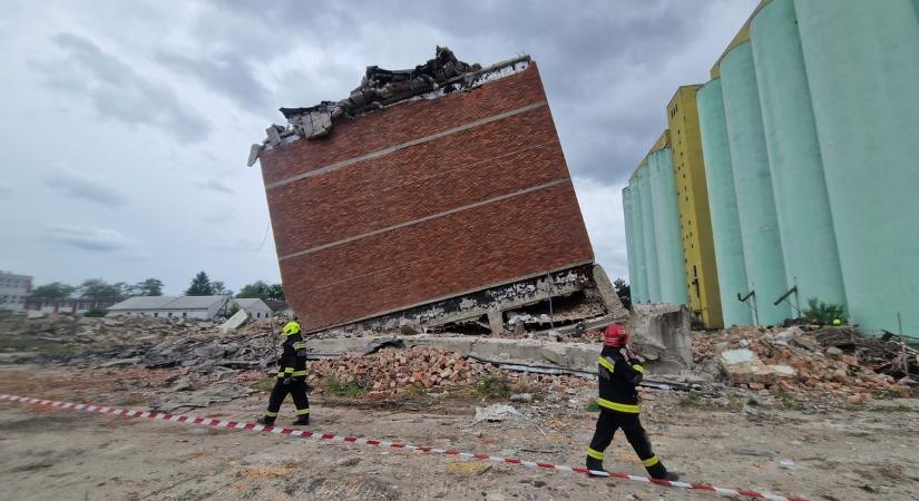 Fotókon a Székesfehérváron összeomlott négyemeletes épület