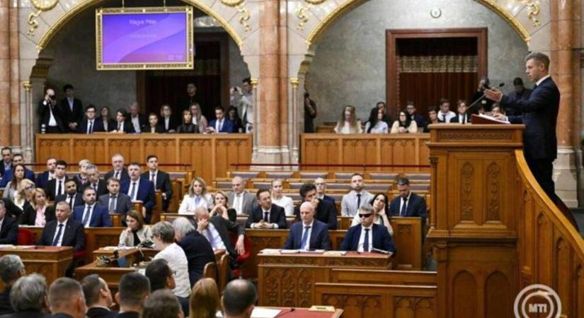 Magyar Péter a parlamentben: Lezárjuk az Orbán-rendszer utolsó fejezetét