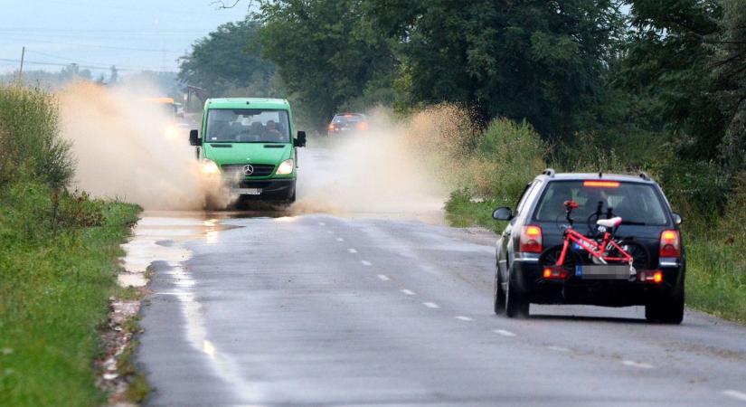 Hatalmas felhőszakadás csapott le Somogyra, több helyen vízátfolyások nehezítik a közlekedést – videó