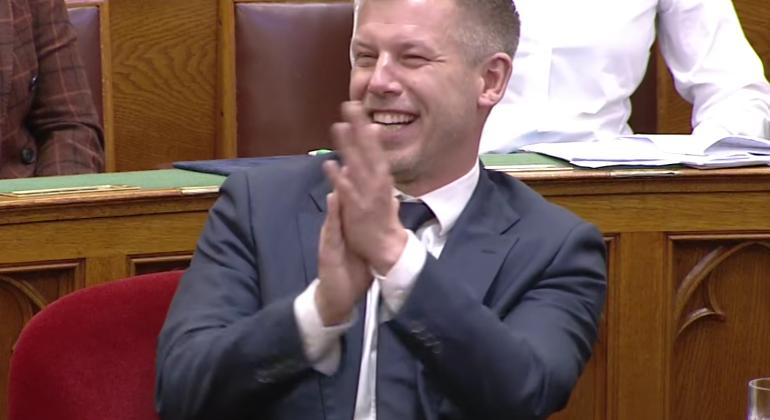 Hahotázással, Pócs János-roastolással, és rákosizó Fidesszel szórakoztatott a Netflix-parlament napirend előtti epizódja