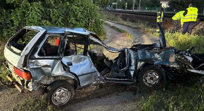Újabb részletek a sülysápi vonatbalesetről: cáfolja a rendőrség a gyászoló rokonok vádjait