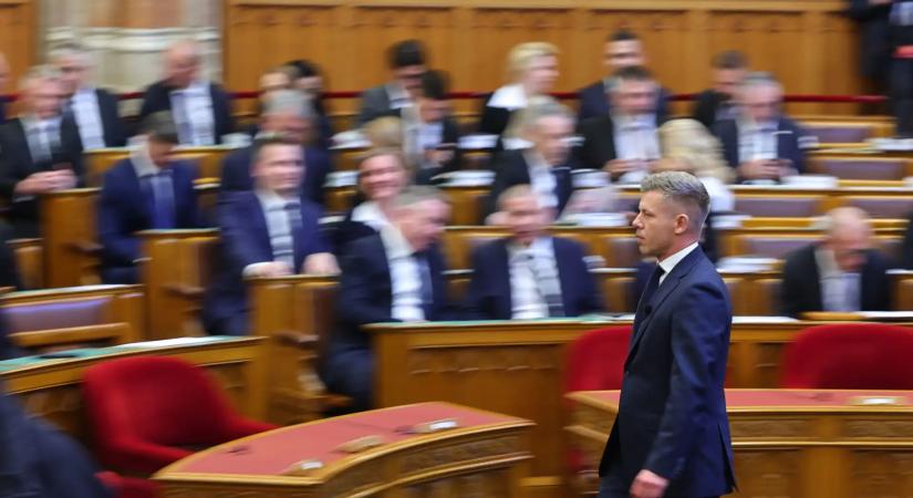 Szigorítana a Tisza Párt: Kezdeményezik a képviselők parlament alatti telefonozásának betiltását