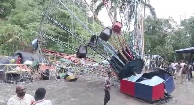 Drámai pillanatok a vidámparkban: működés közben dőlt össze egy körhinta Indiában