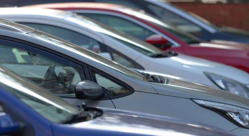 Akadályozta a forgalmat a furcsán parkoló sofőr, egy másik meg a járdára állt a Hagymatikumnál