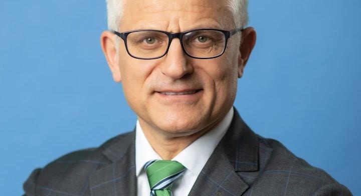 Így tudta meg az Erste vezére, hogy ők a „háború kutyái” – „Állandóan azt mondják nekem, ne politizálj, vigyázz, mit mondasz”