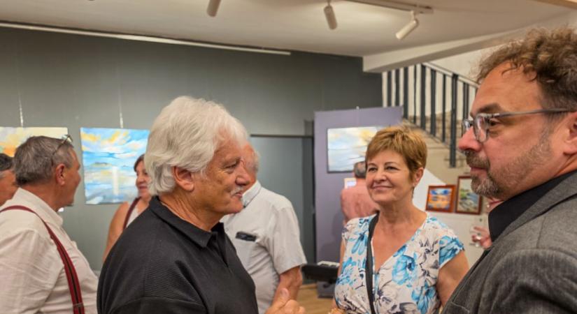 Színek és fények a Balaton partján: Bogláron nyílt meg Erdélyi Ernő legújabb kiállítása