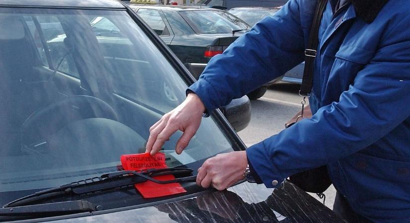 Vége az ingyenes nyugalomnak: hétfőtől fizetős lett a parkolás Balatonfenyvesen