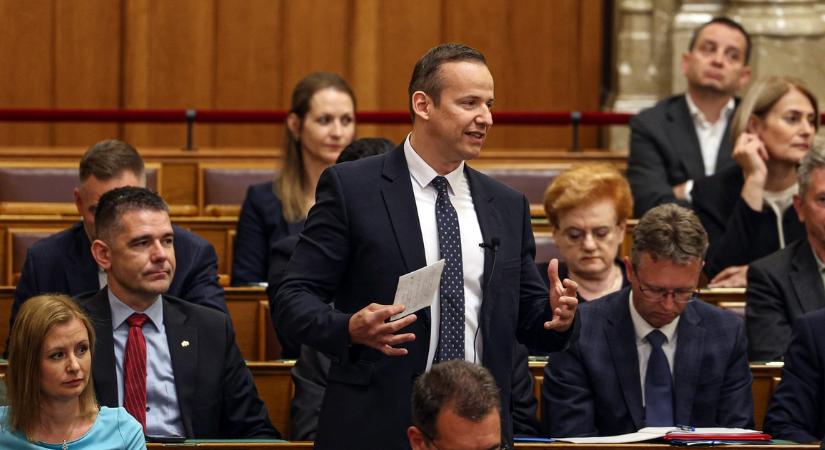Meglepetés a parlamentben: Magyar Péter hirtelen bizottsági elnöknek nevezte ki Toroczkai Lászlót