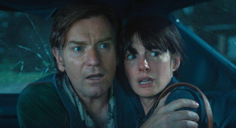 Az Oak Street vége trailerében Anne Hathaway és Ewan McGregor dinók elől menekülnek a kertvárosban