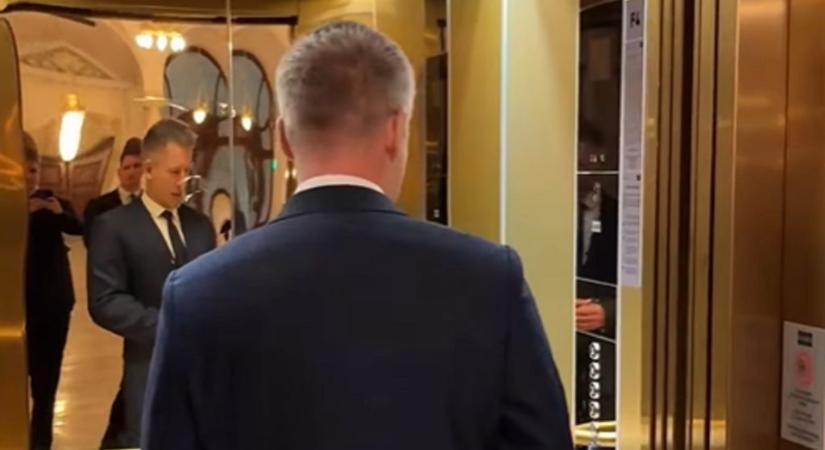 „Mintha New Yorkban lennénk a ′20-as években” – Magyar Péter bemutatta a jegybank aranyozott liftjét és mosdóját