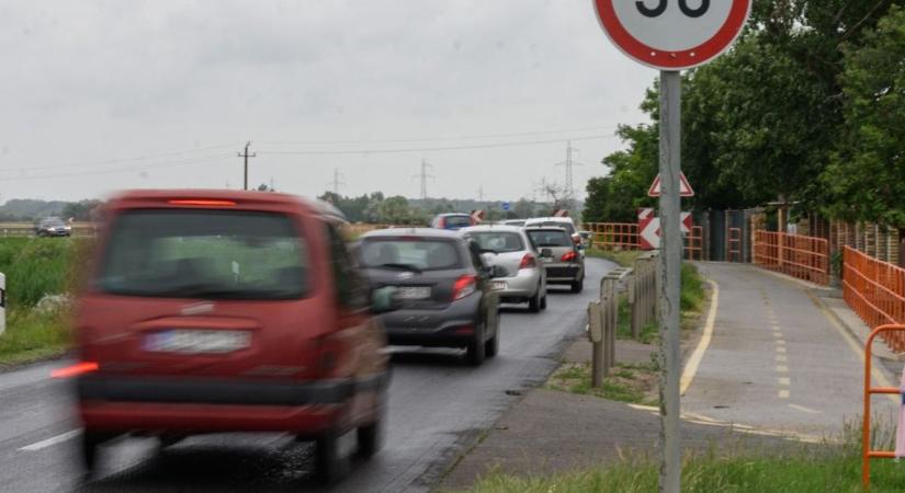 Rejtélyes molinó bukkant fel az út mellett, megrázó történet áll mögötte