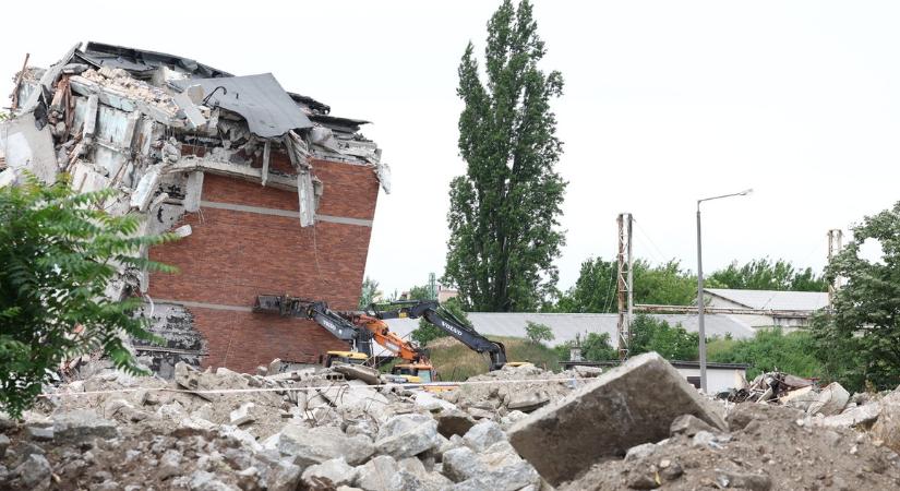 Így találták meg a romok alá szorult sérültet a székesfehérvári omlás után – videó a helyszínről