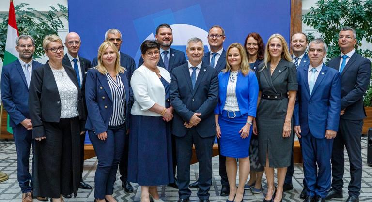 Újra fellángolt bírói konfliktus, egymás után kerülnek elő a fiók mélyéről a politikai szempontból kényes ügyek