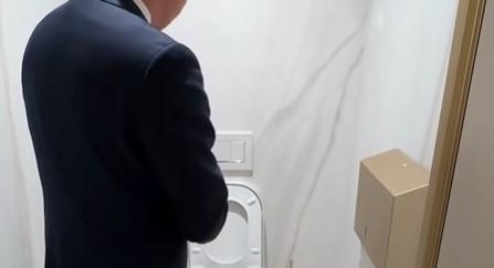 Az MNB aranyvécéjéből tudósított Magyar Péter, miután találkozott Varga Mihállyal