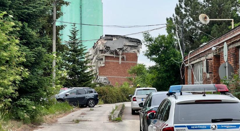 Összedőlt épület: romok alá szorult egy munkás Székesfehérváron - galéria