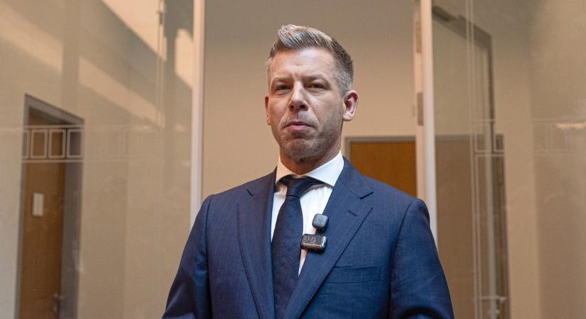 Magyar Péter újabb tárlatvezetése: közpénzből vásárolt aranyszínű WC-kefék a jegybankban – videó