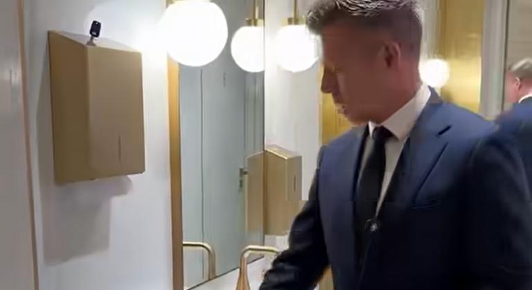 „Matolcsy György Great Gatsbynek érezhette magát” – Magyar Péter megmutatta az MNB aranyozott mosdóját