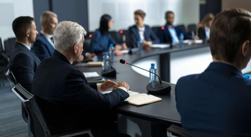 Le lehet cserélni a 45 év feletti szakembereket, hogy spóroljunk, de aztán arcon üt a valóság: 20 millió forintos veszteség is lehet a vége
