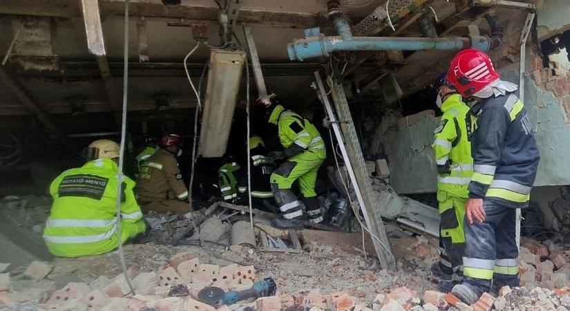 Így küzdenek nagy erőkkel a mentőcsapatok a romok alá szorult emberért – galéria, videó