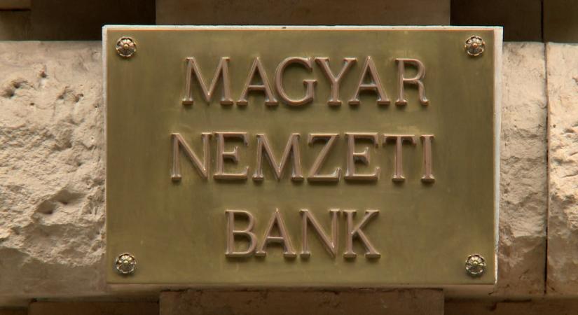 Magyar Péter bemutatta az MNB-székházban található aranyberendezéseket