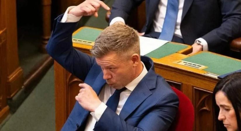 Magyar Péter megsértődött, betiltaná az okostelefonokat a parlamenti ülésteremben