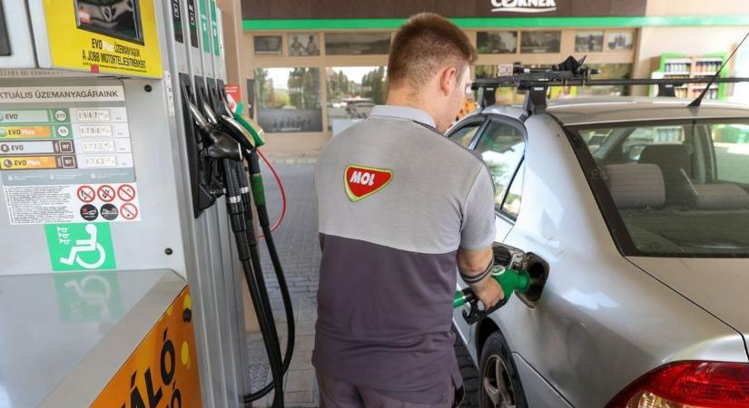 Ez nem csökkenés, ez már zuhanás – keddtől ennyiért tankolhatunk a kutakon!