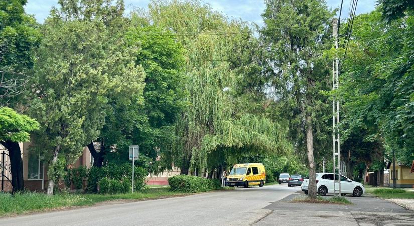 Drámai pillanatok Csongrádon: kerékpárost gázolt el egy autó a kereszteződésben