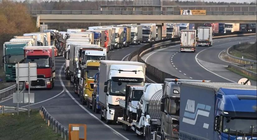 Több kilométeres dugót okoz egy kamion az M3-ason