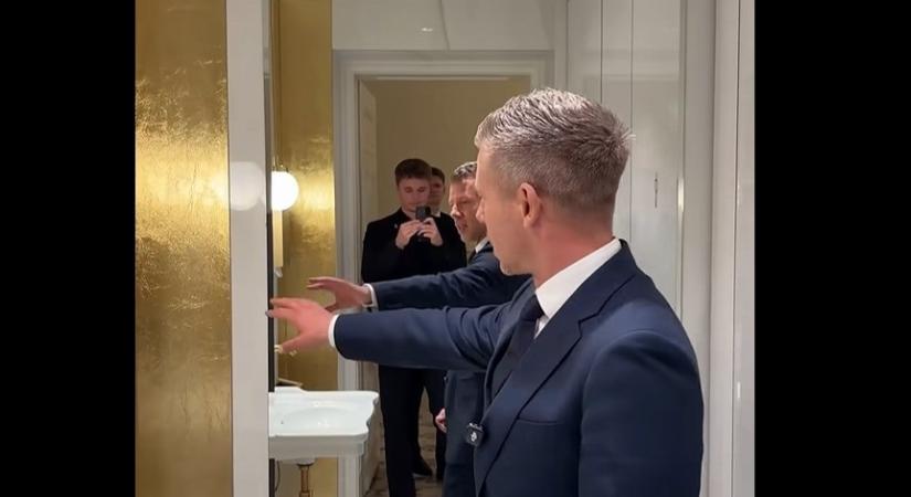 Magyar Péter aranyszínű mosdókat mutatott be az MNB székházában