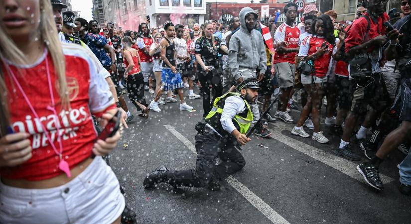 Hat embert megkéseltek az Arsenal győzelmi felvonulásán