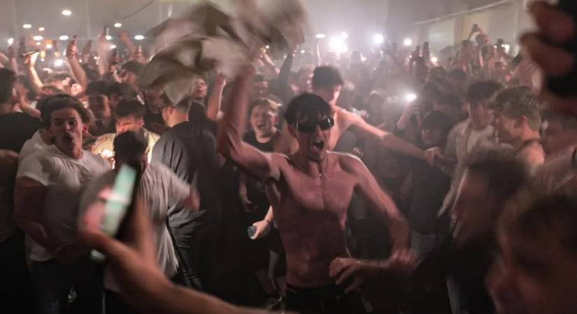 Egyszer csak a fejemen landolt egy kerti bútor – ilyen volt Travis Scott budapesti bulija