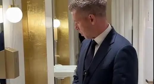 „Mint a Great Gatsbynél” – Magyar Péter videón mutatta meg az MNB-székház luxusmosdóit