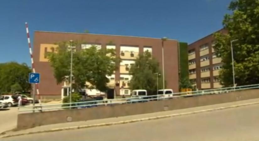 Életveszélyes állapotban húzták ki a férfit, akire bontás közben ráomlott az épület Fehérváron