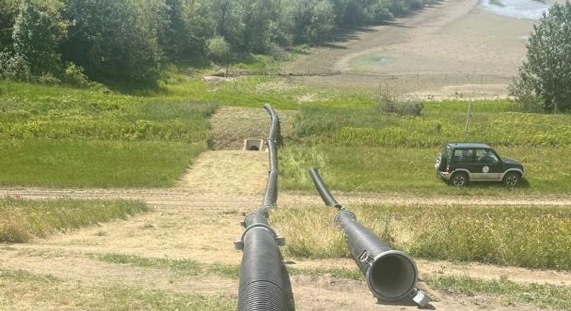 Óriási vízmennyiséget juttatnak át a hatalmas csöveken a kiszáradt holtágba