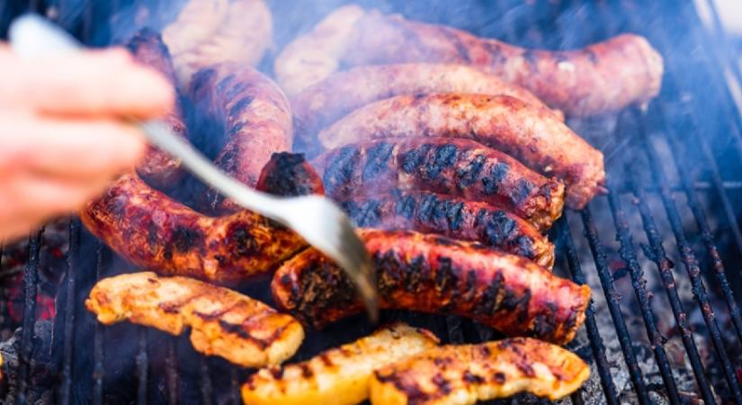 Sört a kézbe, fűszeres sertéshúst a rácsra: hazai grillezési trendek a Tescótól